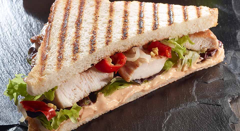 asiatisches-sandwich-mit-haehnchen-und-brunch-sauce-brunch.jpg